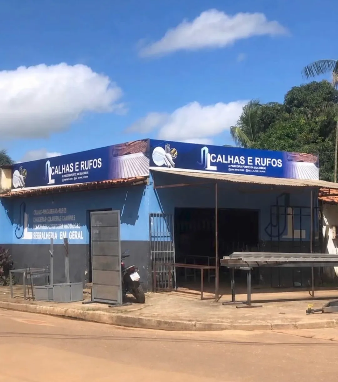 Fachada da oficina da JL Calhas e Rufos em Petrolina, pintada em dois tons de azul com a placa da marca no topo.
