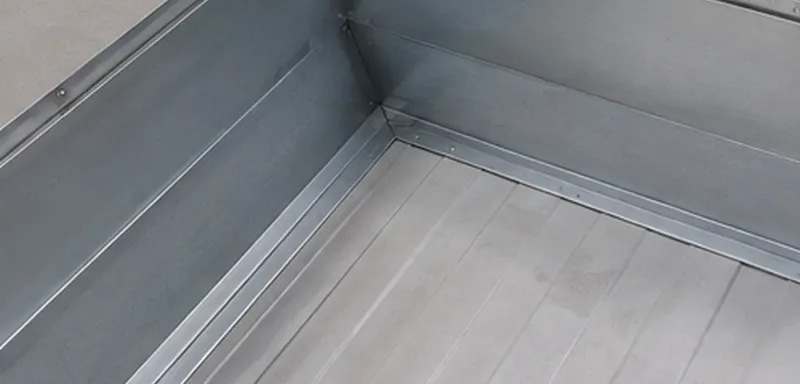 Calha metálica limpa e com arremate de canto vedado, pronta para escoar a água.